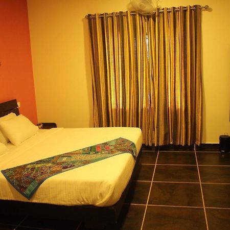Rockville Hotel สุลต่านบาเทรี ภายนอก รูปภาพ