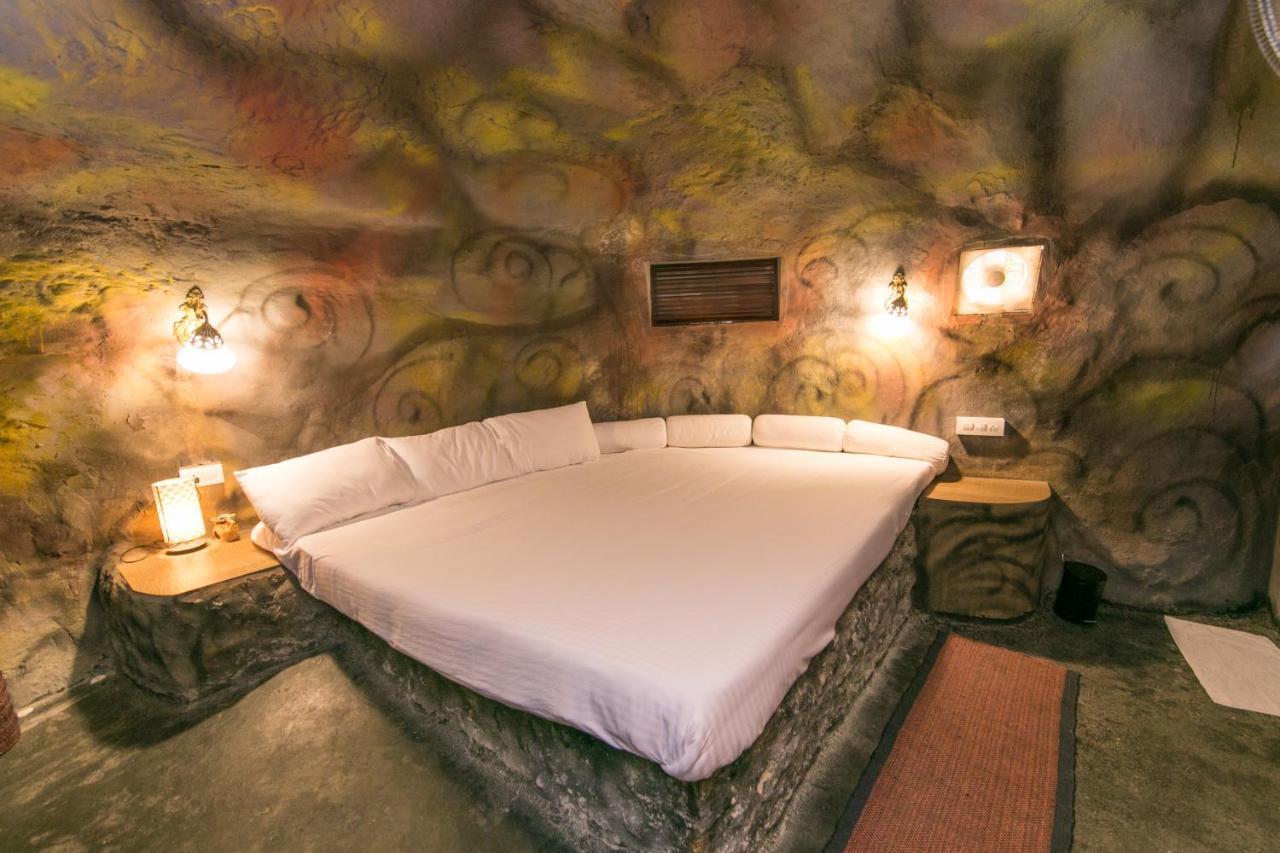 Rockville Hotel สุลต่านบาเทรี ภายนอก รูปภาพ
