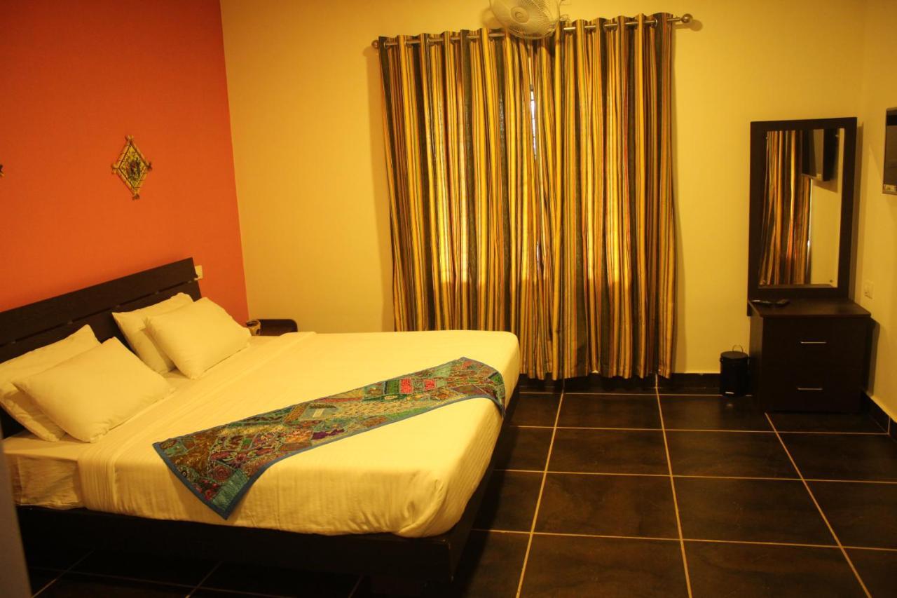 Rockville Hotel สุลต่านบาเทรี ภายนอก รูปภาพ